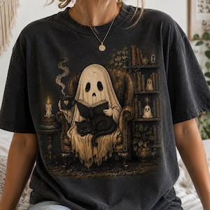 Maglietta di Halloween con fantasma che legge, maglietta spettrale per amanti dei libri, maglietta di Halloween con gatto nero e caffè, maglietta vintage gotica da biblioteca, maglietta accogliente di Halloween