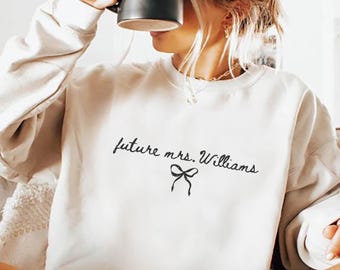 Anpassad Future Mrs. Sweatshirt, Coquette Möhippa, Möhippa Förlovningsoutfit, Personlig Fästmö Gåva, Blivande Brud
