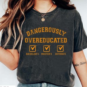 Lustiges Abschluss-Shirt, gefährlich übergebildetes T-Shirt, Bachelor-Master-Doktorandengeschenk, Doktoranden-Shirt für Frauen, Doktoranden-T-Shirt