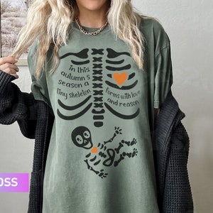Koszula ciążowa Skeleton Halloween, koszulka z ogłoszeniem ciąży, kostium na Halloween dla kobiet w ciąży, koszulka ciążowa na Halloween, Mommy To Bee