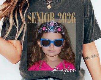 Personalised Vintage Photo And Year Senior Shirt: Custom Graduate Picture Shirt, Class of 2026 Graduation Gift, Retro Senior Boy Girl Shirt