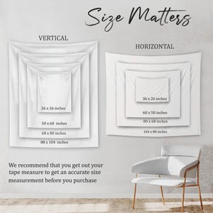 Puede incluir: Una pared blanca con una silla blanca delante. La pared tiene un cartel que dice "Size Matters" y muestra diferentes tama&ntilde;os de tapices en pulgadas. El cartel dice "Vertical" y "Horizontal" para indicar la orientaci&oacute;n de los tapices.
