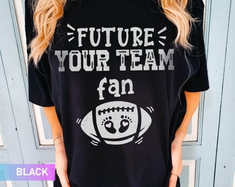 フットボール妊娠Tシャツ、フットボール出産報告Tシャツ、秋のマタニティTシャツ、おもしろ妊娠Tシャツ、感謝祭妊娠発表Tシャツ