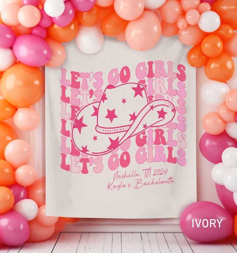 Puede incluir: Un tel&oacute;n de fondo blanco con texto rosa que dice "Let's Go Girls" repetido en una fuente retro. Un sombrero de vaquero rosa con estrellas blancas est&aacute; centrado en el tel&oacute;n de fondo. El texto "Nashville, TN 2024 Kayla's Bachelorette" est&aacute; impreso debajo del sombrero.