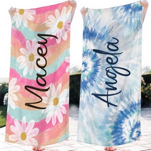 Serviette de plage avec nom personnalisé, serviette de plage tie-dye personnalisée, serviette tie-dye, serviette monogramme, serviette de piscine voyage filles, cadeau d'anniversaire de vacances