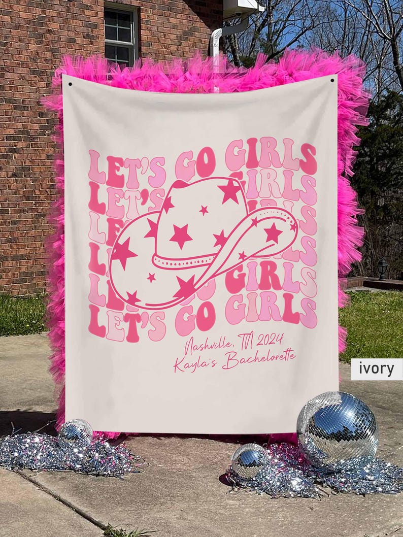 Puede incluir: Una pancarta blanca con texto rosa que dice "Let's Go Girls" con un sombrero de vaquero rosa con estrellas. La pancarta tambi&eacute;n incluye el texto "Nashville, TN 2024 Kayla's Bachelorette" en rosa.