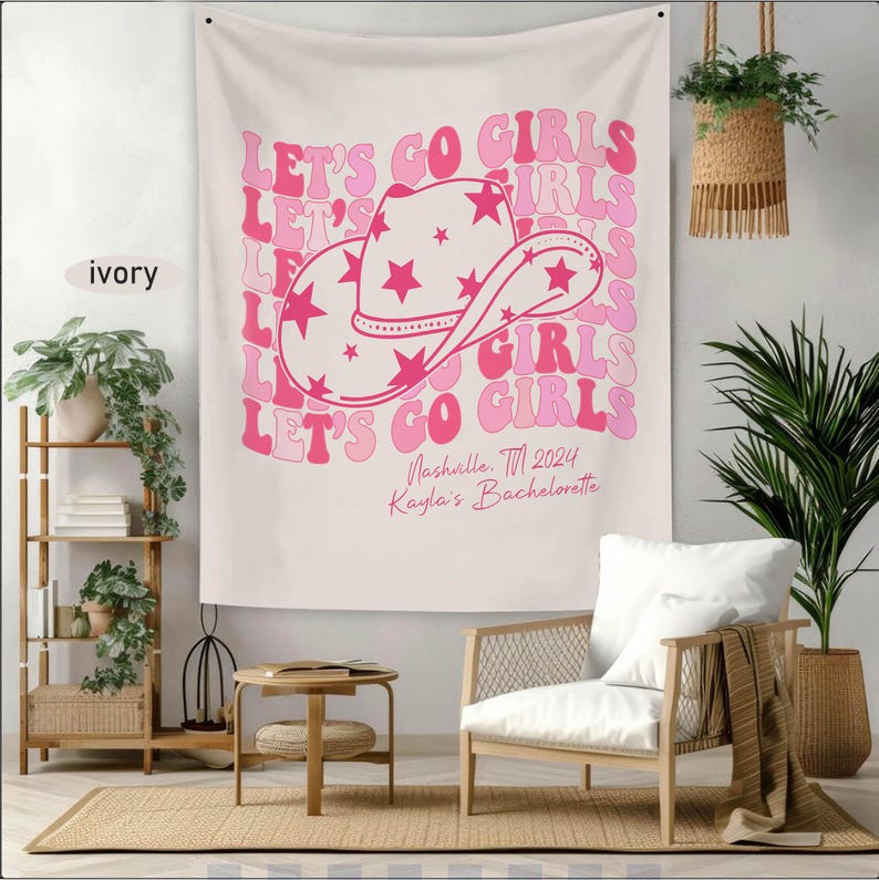 Puede incluir: Tapiz rosa y blanco con el texto "Let's Go Girls" repetido en una fuente retro. Un sombrero de vaquero rosa con estrellas blancas est&aacute; en el centro del tapiz. El texto "Nashville, TN 2024 Kayla's Bachelorette" est&aacute; en la parte inferior.