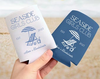 Può includere: Due freddiere bianche e blu con il testo "Seaside Girls Club" e l'anno "2025". Una freddiere ha il testo "Alicia's Bachelorette" e l'altra ha il testo "Anita's Bachelorette".