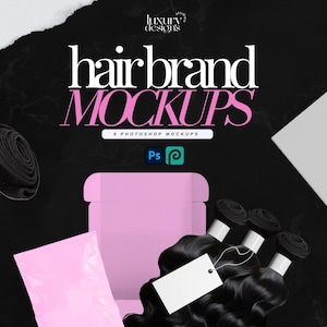 Może przedstawiać: Obraz z makiety z wiązkami czarnych przedłużeń do włosów, różowym pudełkiem i pustą etykietą. Tekst "hair brand MOCKUPS" jest wyświetlany w kolorze białym i różowym, z napisem "6 PHOTOSHOP MOCKUPS" poniżej. Tło jest czarne.