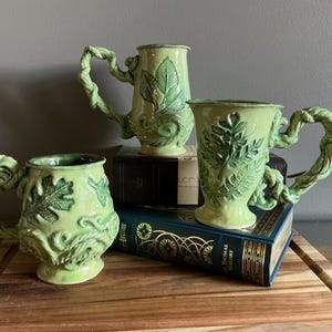 Tazas de hojas de primavera: taza de cerámica hecha a mano con relieve de hojas grabadas a mano y asas esculturales de enredaderas en colores de esmalte primaverales.