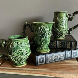 Tazas de hojas de verano: taza de cerámica hecha a mano con relieve de hojas grabadas a mano y asas esculturales de enredaderas en colores de esmalte veraniegos.