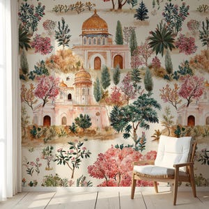 K&ouml;nnte beinhalten: Eine Aquarell-Illustration eines rosa und wei&szlig;en Geb&auml;udes mit goldenen Kuppeln, umgeben von &uuml;ppigen gr&uuml;nen B&auml;umen und rosa Blumen. Der Hintergrund ist cremefarben.