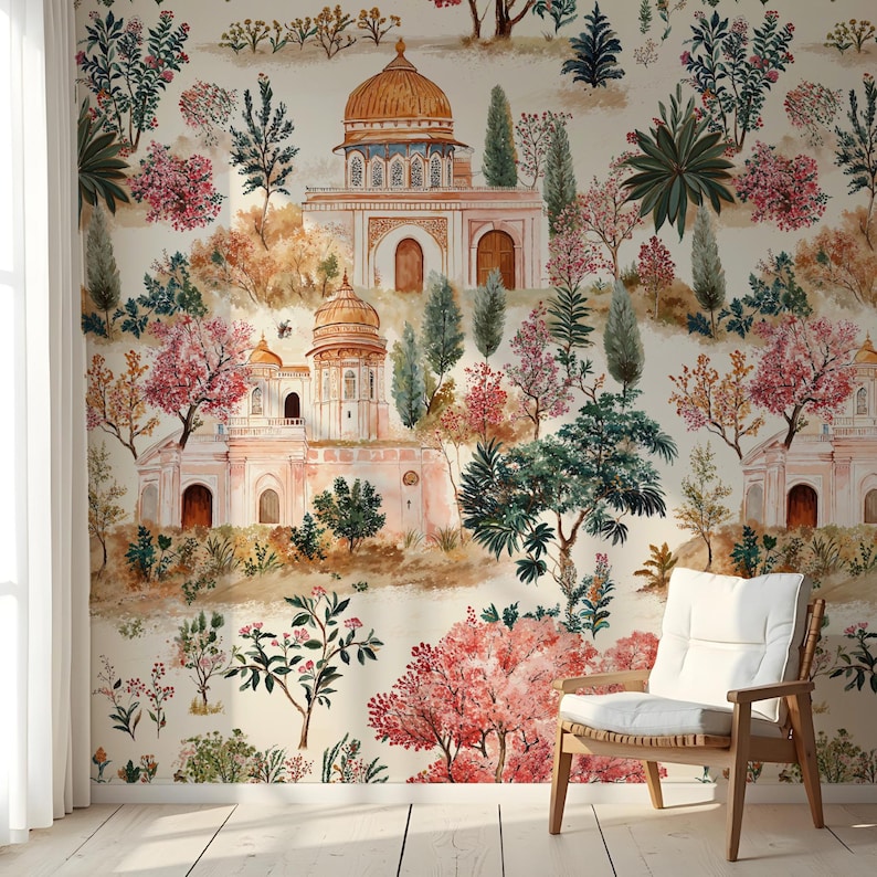 K&ouml;nnte beinhalten: Eine Aquarell-Illustration eines rosa und wei&szlig;en Geb&auml;udes mit goldenen Kuppeln, umgeben von &uuml;ppigen gr&uuml;nen B&auml;umen und rosa Blumen. Der Hintergrund ist cremefarben.