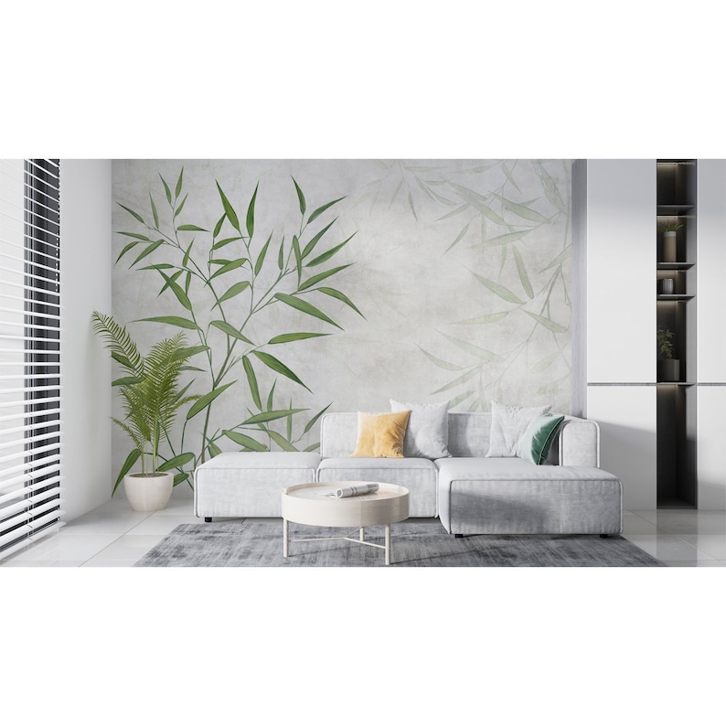 Op de afbeelding: Een woonkamer met een grijze hoekbank en een salontafel. De muur achter de bank is versierd met behang met een groen bamboe ontwerp.