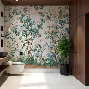 K&ouml;nnte beinhalten: Ein modernes Badezimmer mit einer floralen Tapete mit einem Vogel, wei&szlig;en Blumen und gr&uuml;nen Bl&auml;ttern. Der Raum umfasst eine wei&szlig;e Toilette, einen Holzwaschtisch mit schwarzen Waschbecken und eine Topfpflanze. Der Boden ist gefliest.