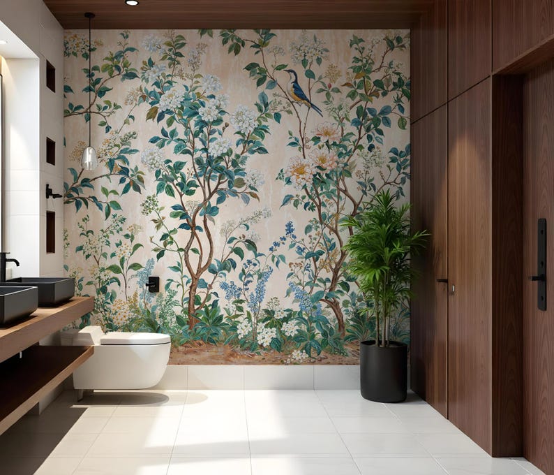 K&ouml;nnte beinhalten: Ein modernes Badezimmer mit einer floralen Tapete mit einem Vogel, wei&szlig;en Blumen und gr&uuml;nen Bl&auml;ttern. Der Raum umfasst eine wei&szlig;e Toilette, einen Holzwaschtisch mit schwarzen Waschbecken und eine Topfpflanze. Der Boden ist gefliest.