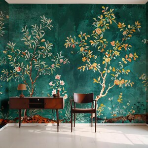 Pode incluir: Um mural de parede verde-azulado com um design floral que apresenta duas &aacute;rvores com flores brancas e amarelas. O mural est&aacute; em uma sala com uma cadeira de madeira e uma mesa de madeira com uma l&acirc;mpada em cima.