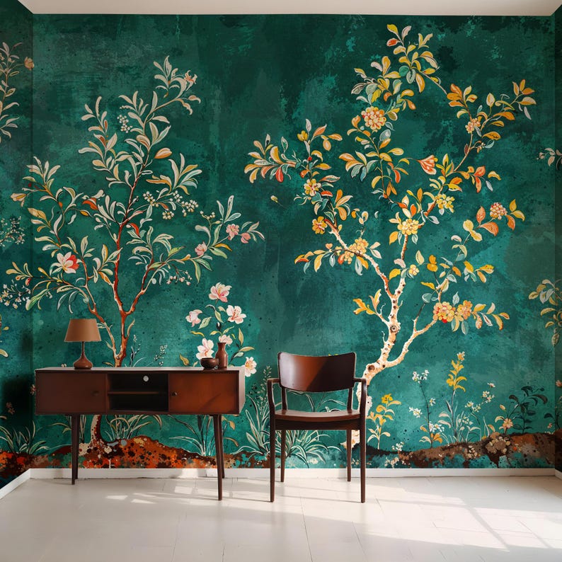 Pode incluir: Um mural de parede verde-azulado com um design floral que apresenta duas &aacute;rvores com flores brancas e amarelas. O mural est&aacute; em uma sala com uma cadeira de madeira e uma mesa de madeira com uma l&acirc;mpada em cima.