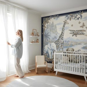 Pode incluir: Um quarto de crian&ccedil;a com um ber&ccedil;o branco, um mural extravagante com uma girafa, um elefante e um bal&atilde;o de ar quente, e uma mulher abrindo cortinas brancas. O quarto tem um tapete branco e pisos de madeira.