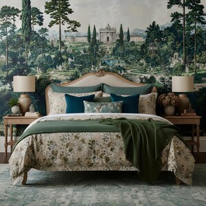 Peut inclure: Un ensemble de chambre comprenant un lit avec une couette &agrave; motifs floraux beiges, un jet&eacute; de lit vert fonc&eacute; et des oreillers assortis. Deux tables de chevet en bois avec des lampes beiges encadrent le lit. Un grand paysage mural orne le mur.