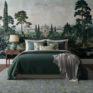 Peut inclure: Une chambre avec une couette vert fonc&eacute;, un jet&eacute; de lit blanc et une table de chevet avec une lampe bleu clair. Le mur est recouvert d'une fresque repr&eacute;sentant un paysage classique avec de grands arbres, un b&acirc;timent et un ciel nuageux.