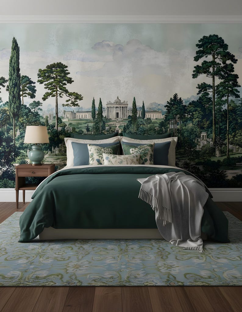 Peut inclure: Une chambre avec une couette vert fonc&eacute;, un jet&eacute; de lit blanc et une table de chevet avec une lampe bleu clair. Le mur est recouvert d'une fresque repr&eacute;sentant un paysage classique avec de grands arbres, un b&acirc;timent et un ciel nuageux.