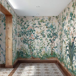 K&ouml;nnte beinhalten: Ein Flur mit floraler Tapete mit B&auml;umen, Blumen und Bl&auml;ttern in Gr&uuml;n-, Rosa- und Wei&szlig;t&ouml;nen. Der Boden hat einen gemusterten Teppich und Holzverkleidungen. Die Decke hat Einbauleuchten.