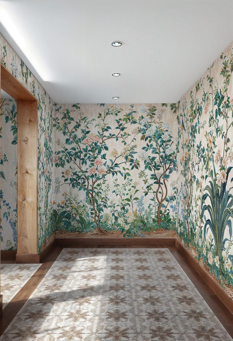 K&ouml;nnte beinhalten: Ein Flur mit floraler Tapete mit B&auml;umen, Blumen und Bl&auml;ttern in Gr&uuml;n-, Rosa- und Wei&szlig;t&ouml;nen. Der Boden hat einen gemusterten Teppich und Holzverkleidungen. Die Decke hat Einbauleuchten.