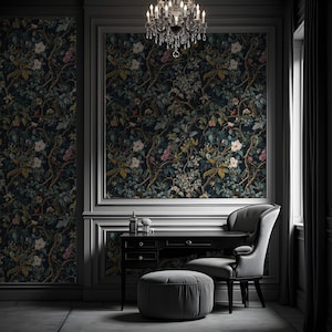 Peut inclure: Une pi&egrave;ce sombre et &eacute;l&eacute;gante avec un bureau et une chaise noirs, un pouf gris et un lustre suspendu au plafond. Les murs sont recouverts d'un papier peint floral fonc&eacute; avec un motif r&eacute;p&eacute;titif de fleurs, de feuilles et d'oiseaux.