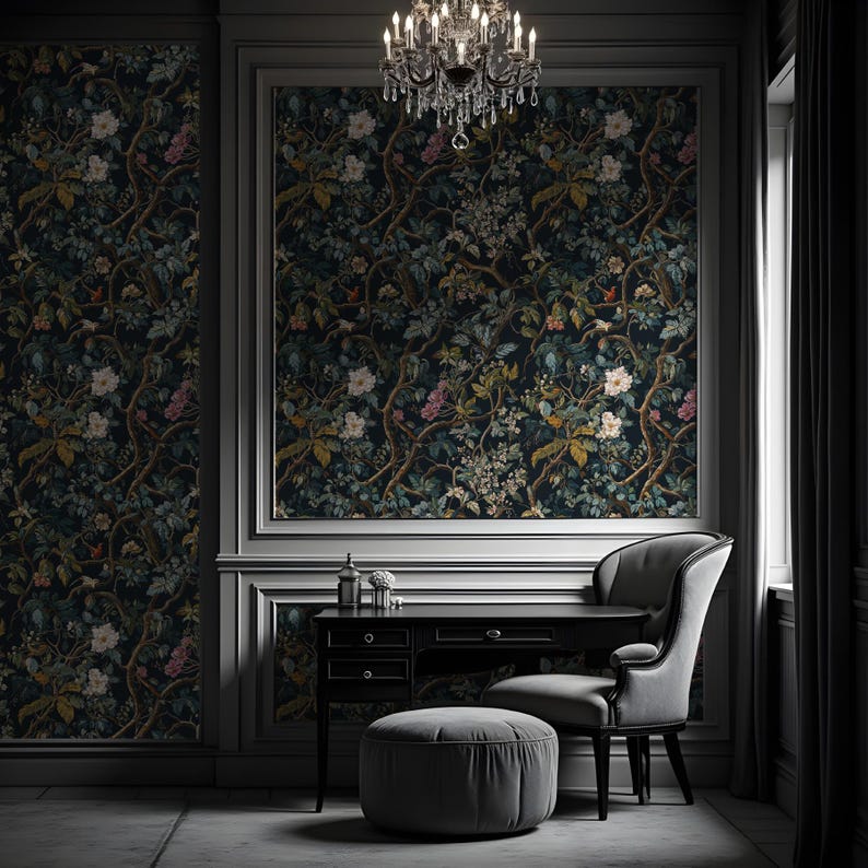 Peut inclure: Une pi&egrave;ce sombre et &eacute;l&eacute;gante avec un bureau et une chaise noirs, un pouf gris et un lustre suspendu au plafond. Les murs sont recouverts d'un papier peint floral fonc&eacute; avec un motif r&eacute;p&eacute;titif de fleurs, de feuilles et d'oiseaux.
