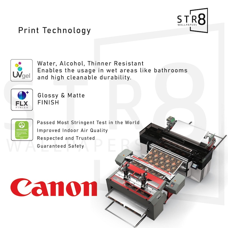 Op de afbeelding: Een Canon-printer die een behangontwerp print. De printer maakt deel uit van een behangdruksysteem dat een rol behang en een snijmachine omvat. De tekst op de afbeelding luidt "Print Technology" en "STR8 WALLPAPERS".