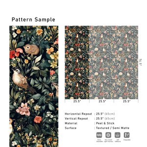 K&ouml;nnte beinhalten: Ein sich wiederholendes Muster aus V&ouml;geln und Blumen auf dunklem Hintergrund. Das Muster ist 65 cm breit und 194 cm hoch. Das Material ist abziehbar und die Oberfl&auml;che ist strukturiert und semi-matt.