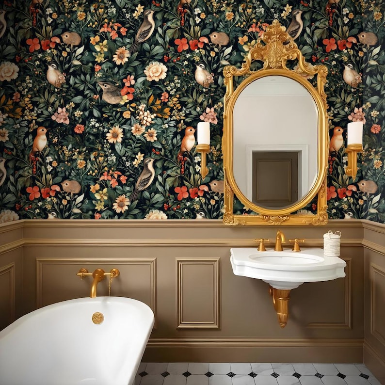 K&ouml;nnte beinhalten: Ein Badezimmer mit einer floralen Tapete mit V&ouml;geln und Blumen. Die Tapete ist dunkelgr&uuml;n mit roten, orangefarbenen und gelben Akzenten. Das Badezimmer hat auch ein wei&szlig;es Porzellanwaschbecken, einen goldgerahmten Spiegel und eine wei&szlig;e Badewanne.