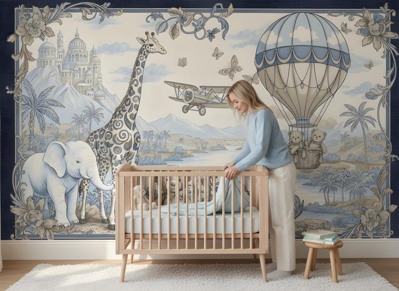 Pode incluir: Cena de ber&ccedil;&aacute;rio com um ber&ccedil;o de madeira clara e um colch&atilde;o azul. O fundo &eacute; um mural com uma paisagem azul e branca, incluindo uma girafa, um elefante, um bal&atilde;o de ar quente e um avi&atilde;o. Uma mulher est&aacute; em p&eacute; ao lado do ber&ccedil;o.