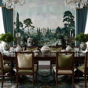 Peut inclure: Une salle &agrave; manger formelle avec une longue table en bois sombre entour&eacute;e de chaises aux coussins vert olive et oreillers cr&egrave;me. Une grande fresque paysag&egrave;re orne le mur du fond, encadr&eacute;e par des rideaux bleu sarcelle et des lustres.
