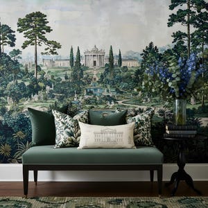 Peut inclure: Un banc rembourr&eacute; vert avec quatre coussins d&eacute;coratifs, dont un coussin rectangulaire pr&eacute;sentant un dessin au trait d'un b&acirc;timent. Le banc est plac&eacute; contre un mur avec une fresque murale repr&eacute;sentant un domaine classique, des jardins et des pins.