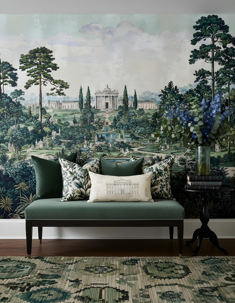 Peut inclure: Un banc rembourr&eacute; vert avec quatre coussins d&eacute;coratifs, dont un coussin rectangulaire pr&eacute;sentant un dessin au trait d'un b&acirc;timent. Le banc est plac&eacute; contre un mur avec une fresque murale repr&eacute;sentant un domaine classique, des jardins et des pins.