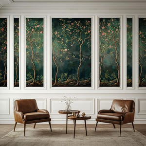 Op de afbeelding: Een kamer met een donkergroene muurschildering met gestileerde bomen met roze bloesems. Twee bruine leren fauteuils en twee kleine ronde tafels met decoratie staan voor de muurschildering. De kamer heeft witte lambrisering en een lichtgekleurd tapijt.