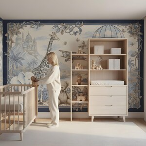 Pode incluir: Um quarto de crian&ccedil;a com um ber&ccedil;o de madeira clara, uma c&ocirc;moda e uma estante. As paredes apresentam um mural azul e branco com bal&otilde;es de ar quente, girafas e outros elementos caprichosos. Uma pessoa est&aacute; perto do ber&ccedil;o.