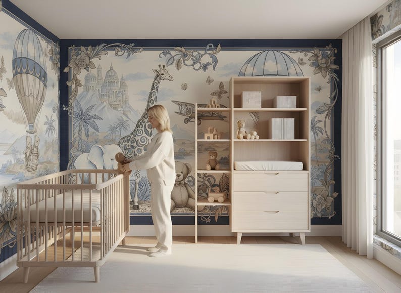 Pode incluir: Um quarto de crian&ccedil;a com um ber&ccedil;o de madeira clara, uma c&ocirc;moda e uma estante. As paredes apresentam um mural azul e branco com bal&otilde;es de ar quente, girafas e outros elementos caprichosos. Uma pessoa est&aacute; perto do ber&ccedil;o.