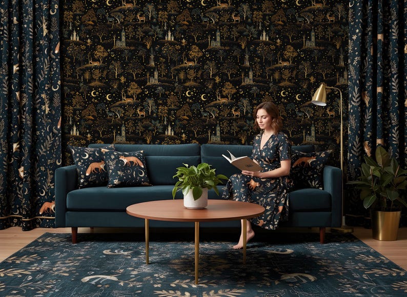 Puede incluir: Un sof&aacute; color turquesa con cojines con tem&aacute;tica de zorros se encuentra frente a un papel tapiz oscuro con un dise&ntilde;o de bosque. Una mesa de centro redonda de madera con patas doradas y una alfombra estampada completan la decoraci&oacute;n.