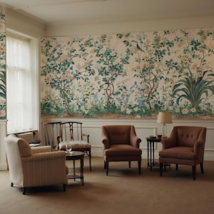 K&ouml;nnte beinhalten: Ein Raum mit floraler Tapete mit B&auml;umen, Blumen und einem Vogel. Der Raum hat mehrere St&uuml;hle, darunter zwei braune Sessel, und einen kleinen Beistelltisch mit einer Lampe. Der Boden ist mit einem braunen Teppich bedeckt.