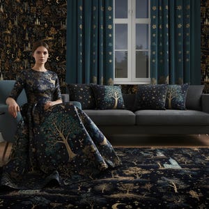 Puede incluir: Una mujer con un vestido azul oscuro con un estampado de &aacute;rboles y estrellas se sienta en una silla azul. El vestido coincide con la alfombra y el papel pintado, que presentan un dise&ntilde;o de bosque con &aacute;rboles, lunas y estrellas. Cortinas y cojines color turquesa completan la decoraci&oacute;n de la habitaci&oacute;n.