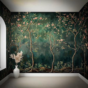 Op de afbeelding: Een kamer met donkergroen bloemenbehang met gestileerde bomen met roze bloesems. Een witte vaas met gedroogd pampasgras staat in de hoek. De kamer heeft een lichtgekleurde vloer en een witte lijst.
