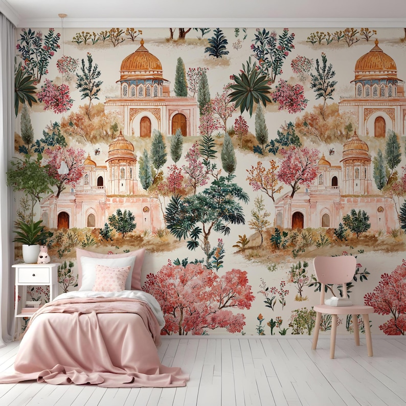 K&ouml;nnte beinhalten: Eine rosa und wei&szlig;e Tapete mit einem sich wiederholenden Muster aus rosa und gr&uuml;nen B&auml;umen, wei&szlig;en Geb&auml;uden mit goldenen Kuppeln und rosa Blumen. Die Tapete befindet sich in einem Schlafzimmer mit einem rosa Bett und einem rosa Stuhl.