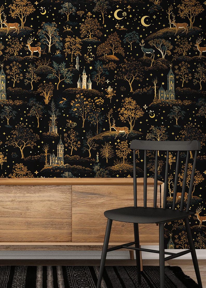 Puede incluir: Papel pintado negro con un dise&ntilde;o de bosque dorado y verde azulado con ciervos, castillos, &aacute;rboles y elementos celestiales. Un mueble de madera y una silla negra est&aacute;n en primer plano.