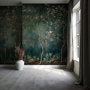 Op de afbeelding: Een kamer met een donkergroene muurschildering met gestileerde bomen en roze bloesems. Een witte vaas met gedroogde planten staat op een grijze vloer. Een raam met grijze gordijnen bevindt zich aan de rechterkant.