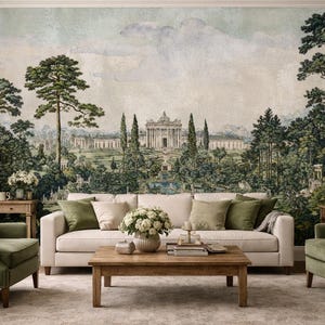 Peut inclure: Une peinture murale repr&eacute;sentant un paysage avec un b&acirc;timent classique entour&eacute; de grands pins et de cypr&egrave;s, dans une palette de couleurs sourdes de verts, de bruns et de bleus doux, couvrant tout le mur derri&egrave;re un canap&eacute; beige et deux fauteuils.