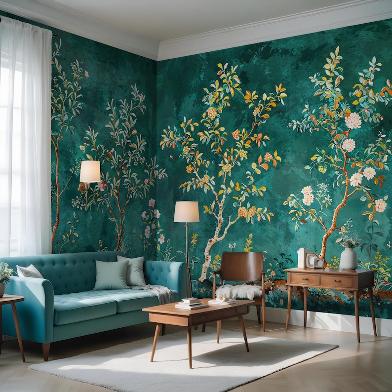Pode incluir: Uma sala de estar verde-azulada com um papel de parede floral que apresenta uma grande &aacute;rvore com flores amarelas e brancas. Um sof&aacute; verde-azulado com duas almofadas fica em frente ao papel de parede. Uma mesa de centro de madeira com livros e uma l&acirc;mpada fica em frente ao sof&aacute;. Uma cadeira de madeira com uma almofada branca fica &agrave; direita do sof&aacute;. Uma mesa auxiliar de madeira com duas gavetas fica &agrave; direita da cadeira.