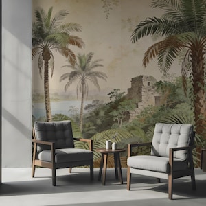 Puede incluir: Dos sillones grises tapizados con marcos de madera se colocan frente a un gran mural. El mural representa un paisaje tropical con palmeras, vegetaci&oacute;n exuberante y una antigua estructura de piedra. Una peque&ntilde;a mesa auxiliar de madera se encuentra entre las sillas.